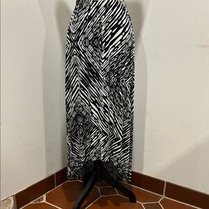 Chicos Black and White Patterned Maxi Skirt Size 0 USA Medium